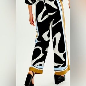 Wide Leg Pants w/pockets 100% poly. Machine washable!